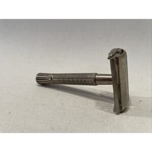 Vintage Gillette DE Razor Twist To Open, Made In England Code S